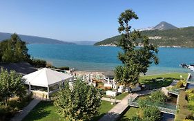 Logement atypique avec vue unique panoramique sur le lac d’Annecy, dans une résidence avec plage et ponton privée sur la commune de Duingt (Rive gauche du lac).