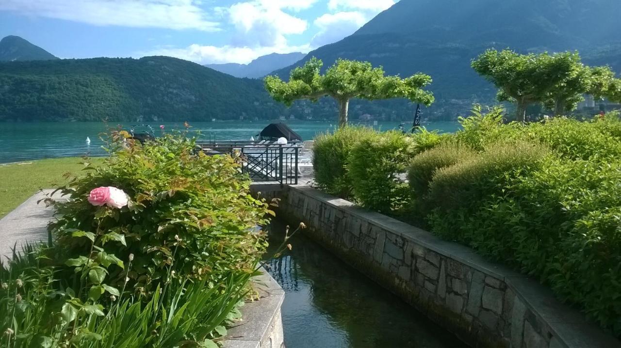 Logement atypique avec vue unique panoramique sur le lac d’Annecy, dans une résidence avec plage et ponton privée sur la commune de Duingt  Extérieur photo