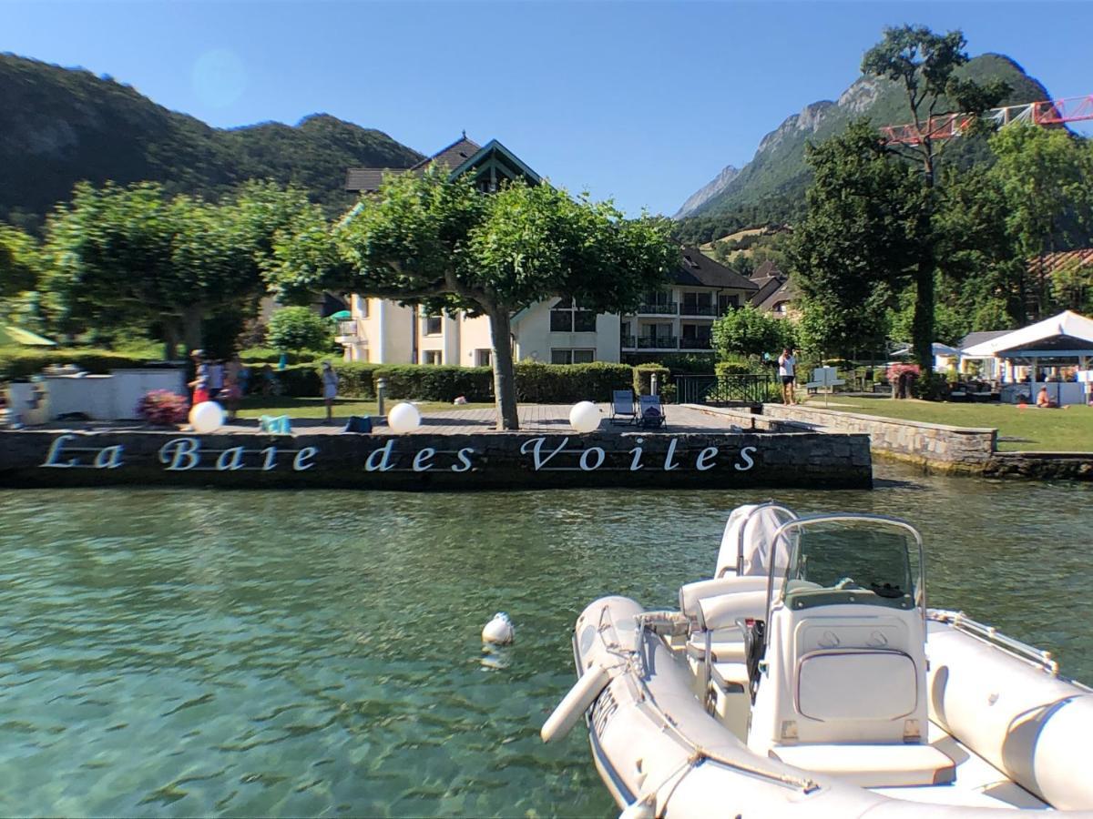 Logement atypique avec vue unique panoramique sur le lac d’Annecy, dans une résidence avec plage et ponton privée sur la commune de Duingt  Extérieur photo