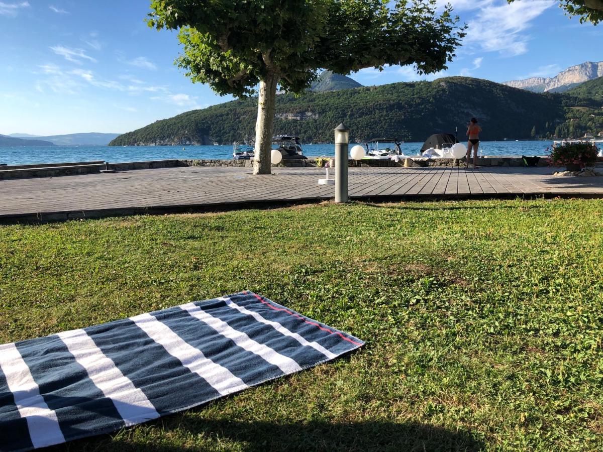 Logement atypique avec vue unique panoramique sur le lac d’Annecy, dans une résidence avec plage et ponton privée sur la commune de Duingt  Extérieur photo