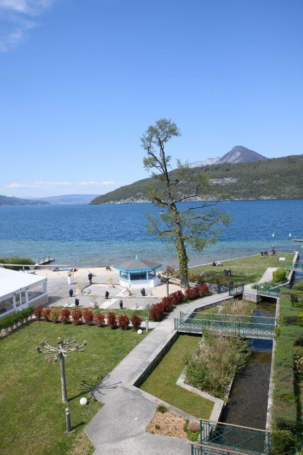 Logement atypique avec vue unique panoramique sur le lac d’Annecy, dans une résidence avec plage et ponton privée sur la commune de Duingt  Extérieur photo