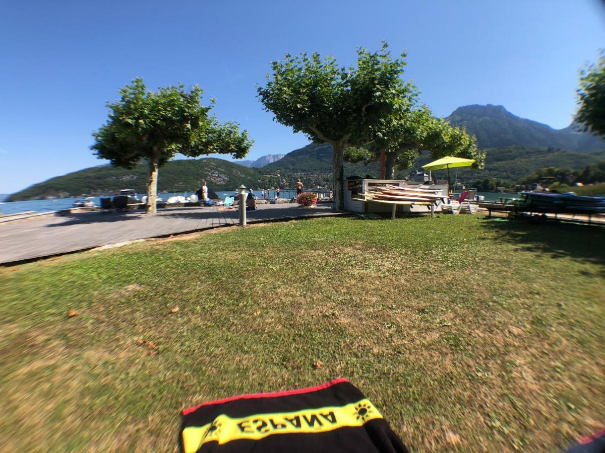 Logement atypique avec vue unique panoramique sur le lac d’Annecy, dans une résidence avec plage et ponton privée sur la commune de Duingt  Extérieur photo