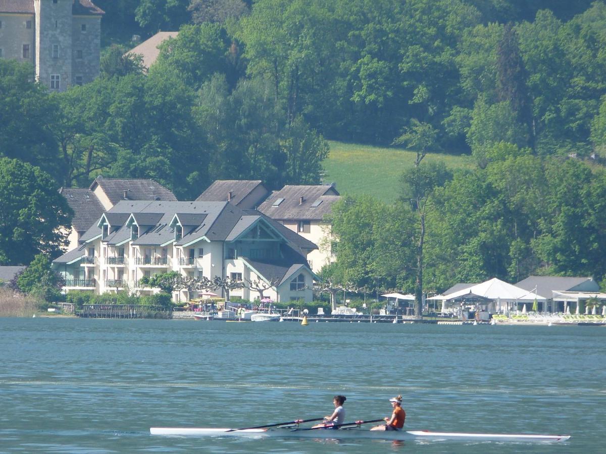 Logement atypique avec vue unique panoramique sur le lac d’Annecy, dans une résidence avec plage et ponton privée sur la commune de Duingt  Extérieur photo