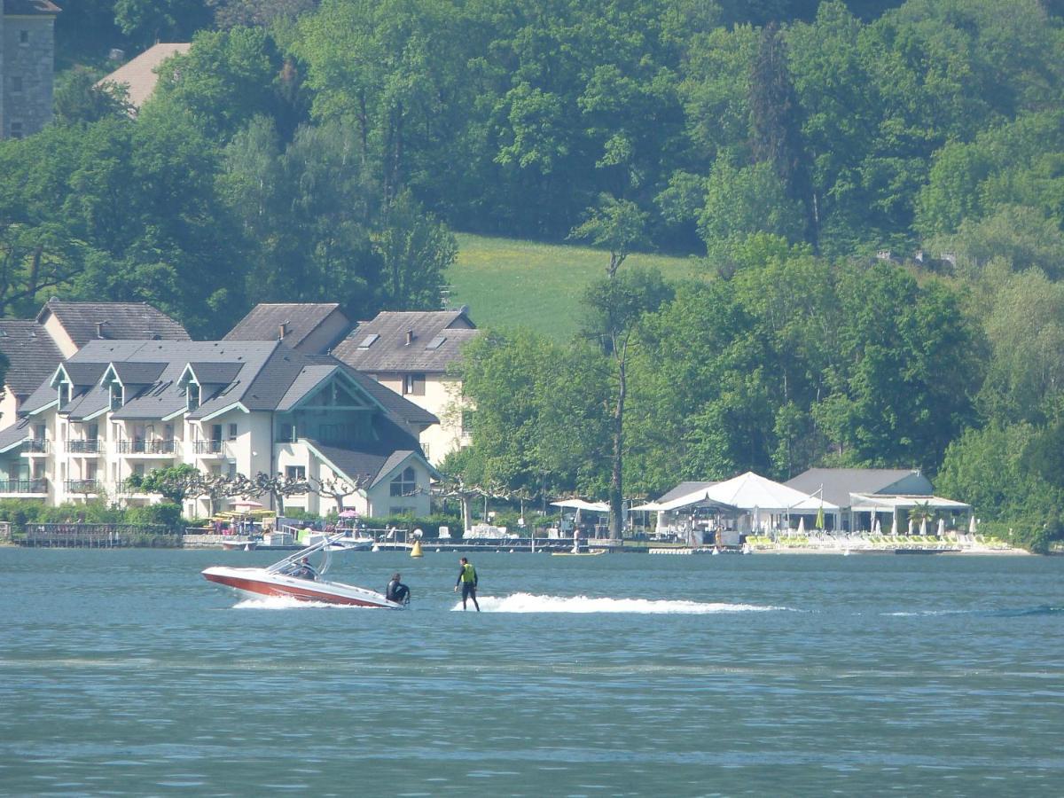 Logement atypique avec vue unique panoramique sur le lac d’Annecy, dans une résidence avec plage et ponton privée sur la commune de Duingt  Extérieur photo