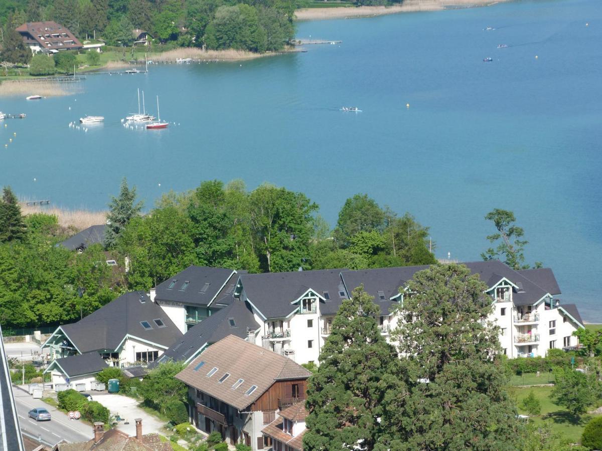 Logement atypique avec vue unique panoramique sur le lac d’Annecy, dans une résidence avec plage et ponton privée sur la commune de Duingt  Extérieur photo